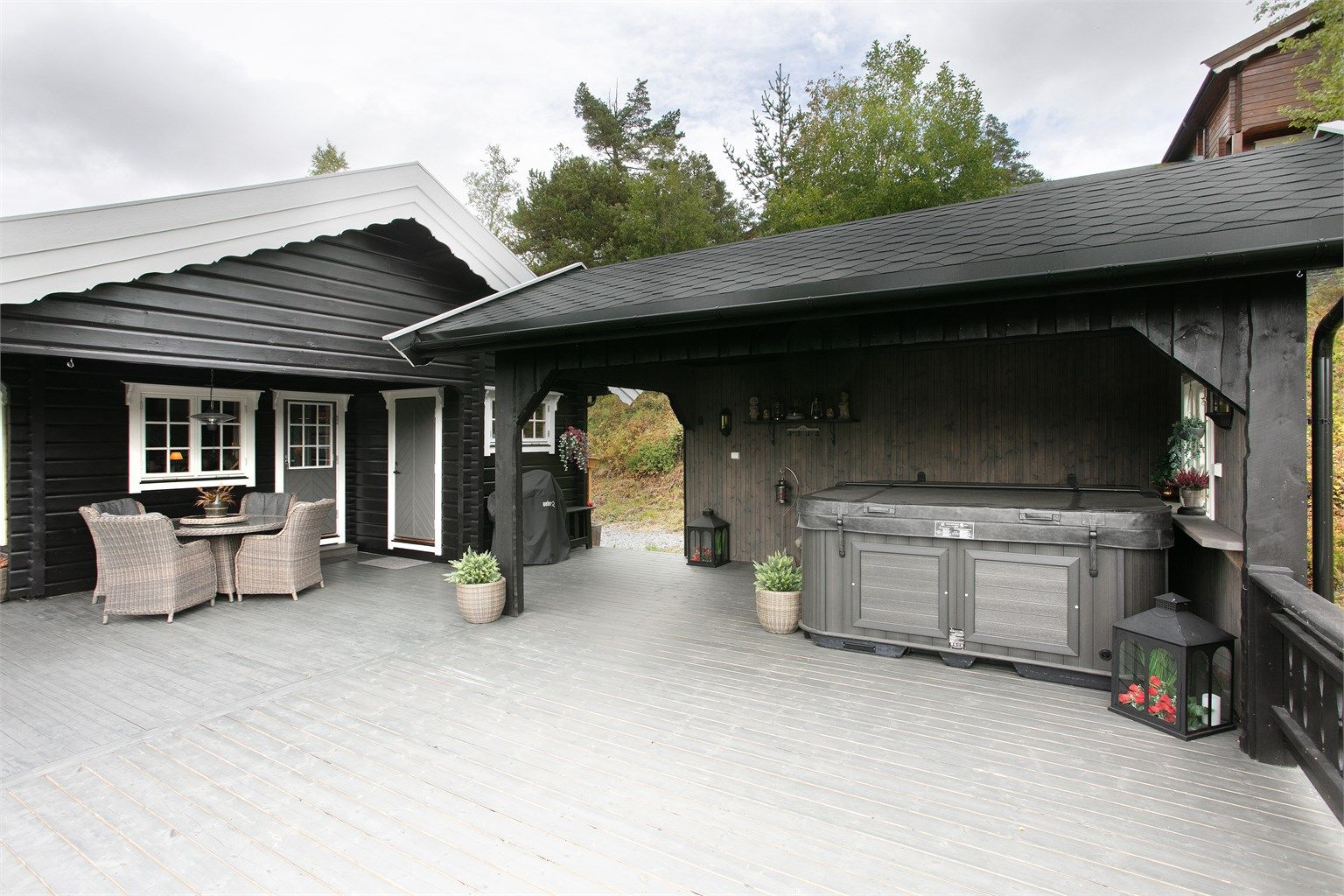 Tilbygget terrasse med overbygg over jacuzzi