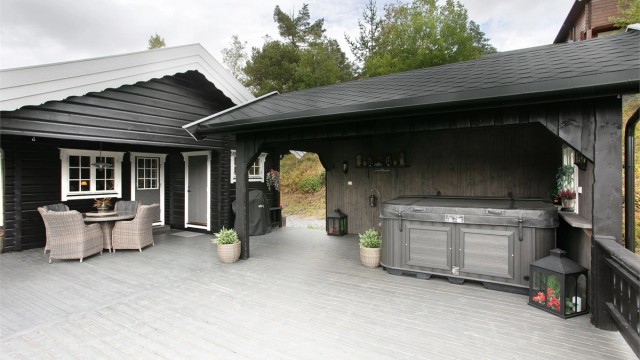Tilbygget terrasse med overbygg over jacuzzi