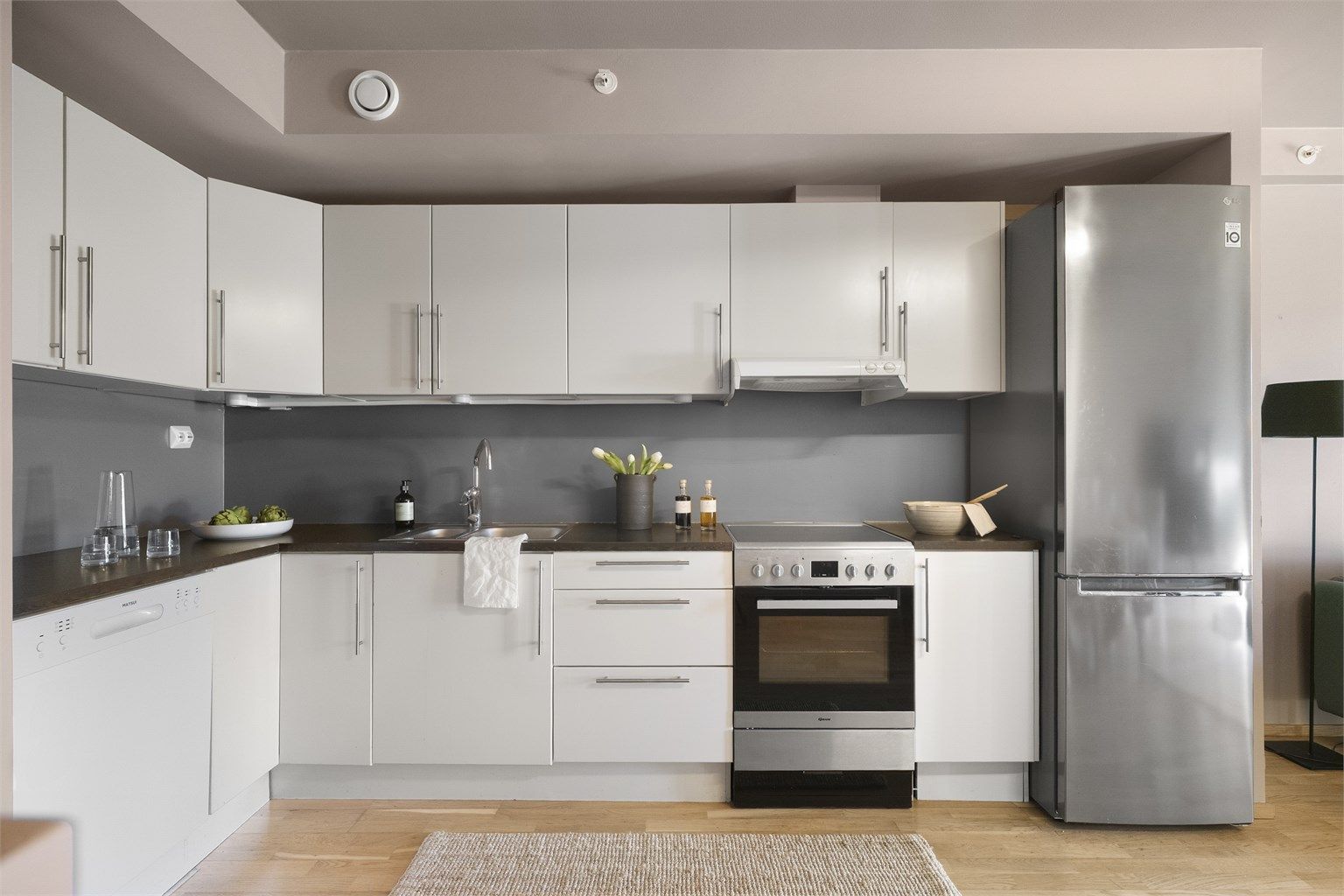 Praktisk kjøkken med god skap- og benkeplass, samt plass til spisebord.