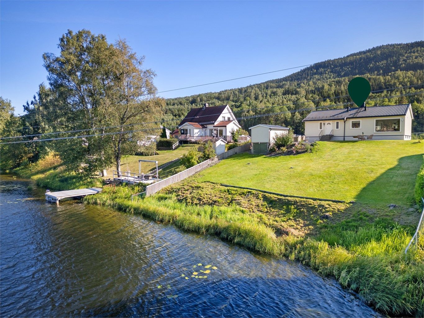 Flott enebolig med en idyllisk beliggenhet langs elvebredden