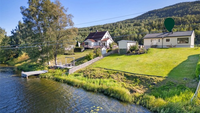 Flott enebolig med en idyllisk beliggenhet langs elvebredden