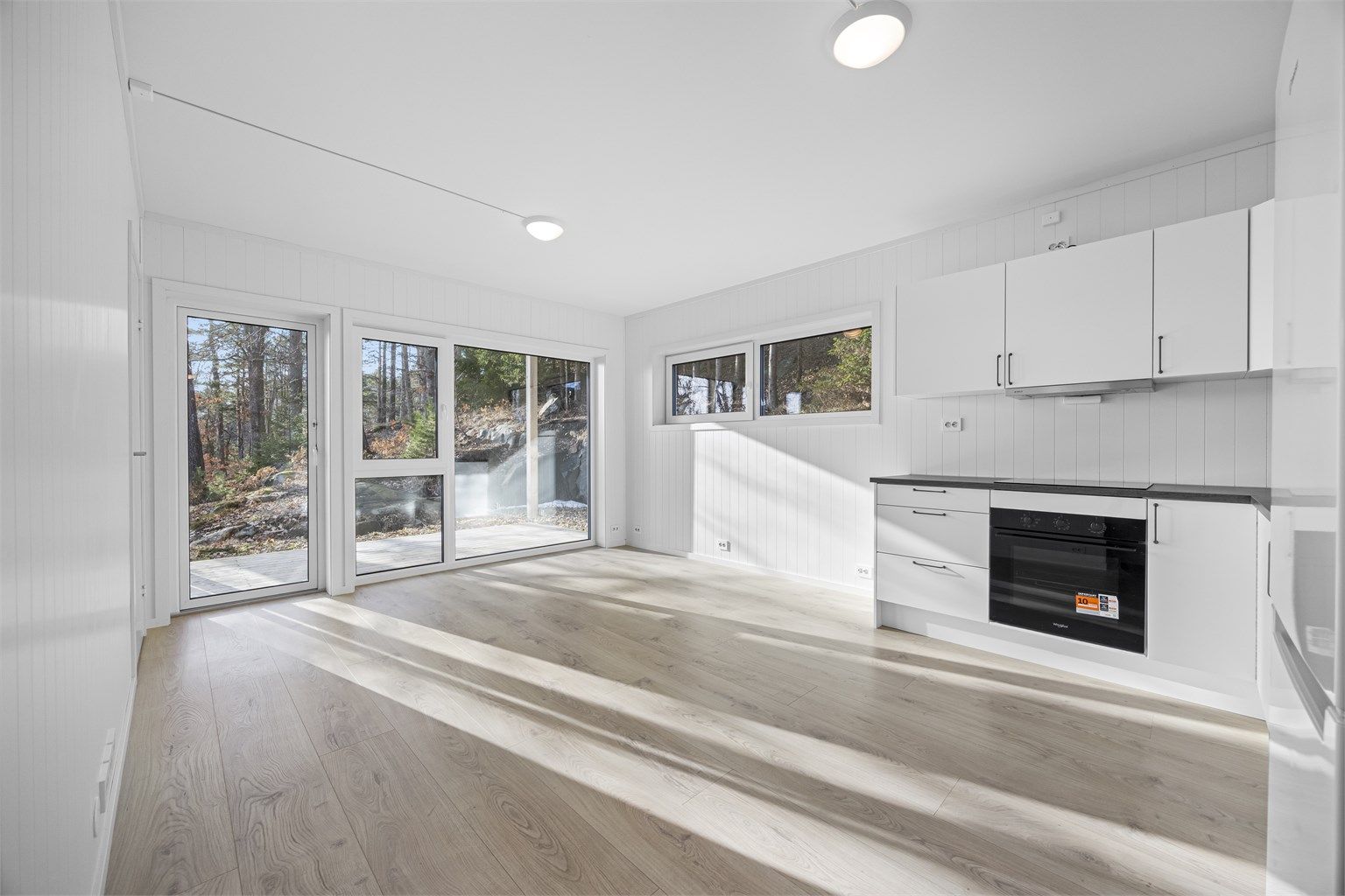 Lekker og moderne leilighet med usjenert uteplass.