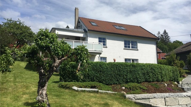 Eiendommen har en stor, opparbeidet tomt med gode solforhold, ideelt for en aktiv familie.