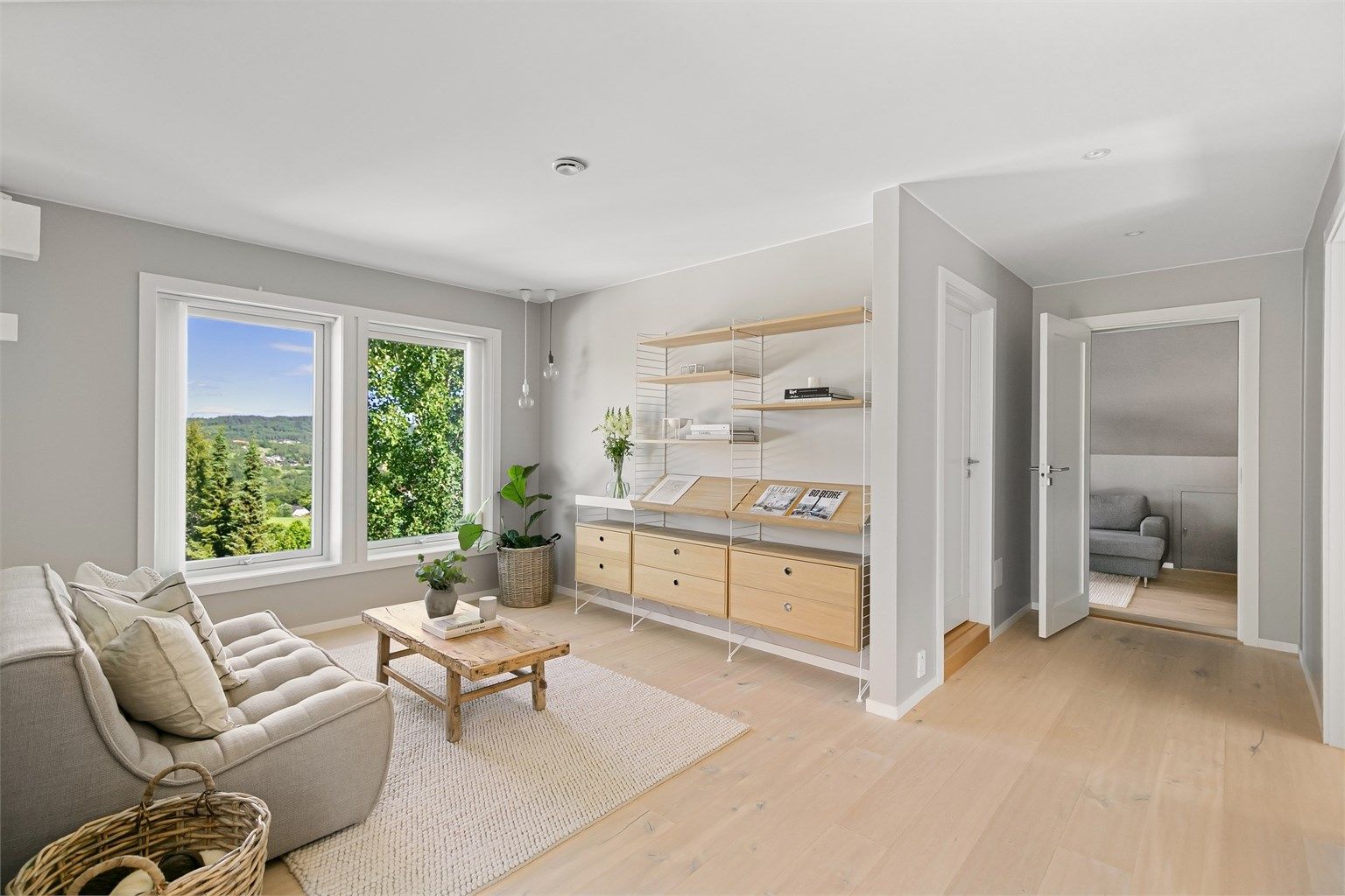 I 2. etasje finner du stue/gang, to bad, fire soverom og walk-in-closet