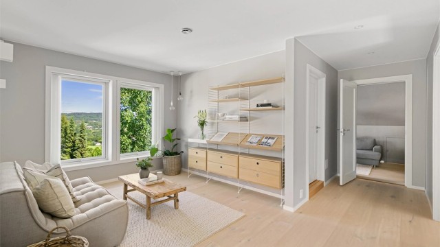 I 2. etasje finner du stue/gang, to bad, fire soverom og walk-in-closet