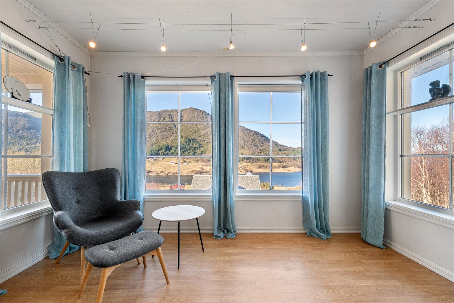 Deler av stue med store vindusflater