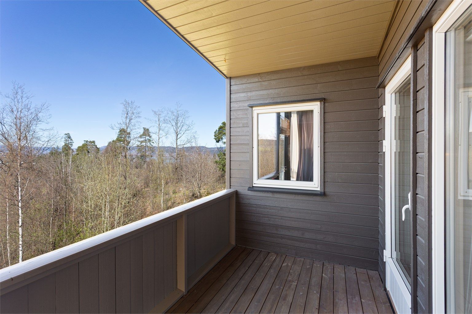 Balkongen oppleves som usjenert og lun.