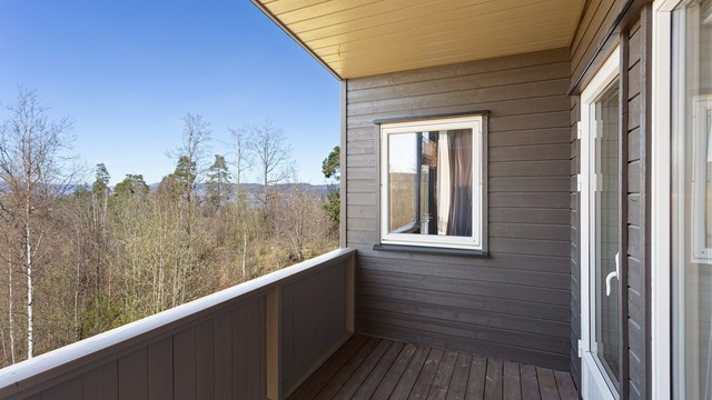 Balkongen oppleves som usjenert og lun.