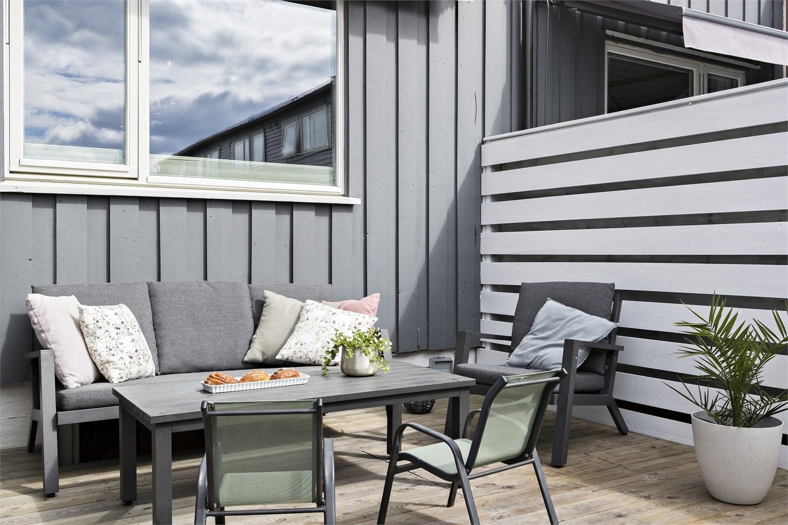 Vestvendt, usjenert uteplass ved inngangspartiet