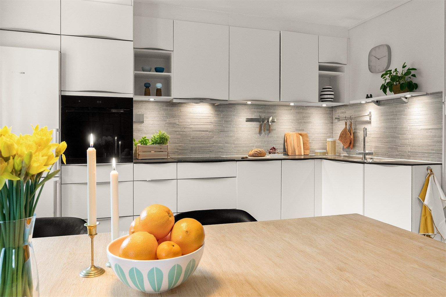 Kjøkkenet er utstyrt med komfyrvakt og aquastopp for økt sikkerhet.