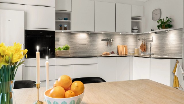 Kjøkkenet er utstyrt med komfyrvakt og aquastopp for økt sikkerhet.