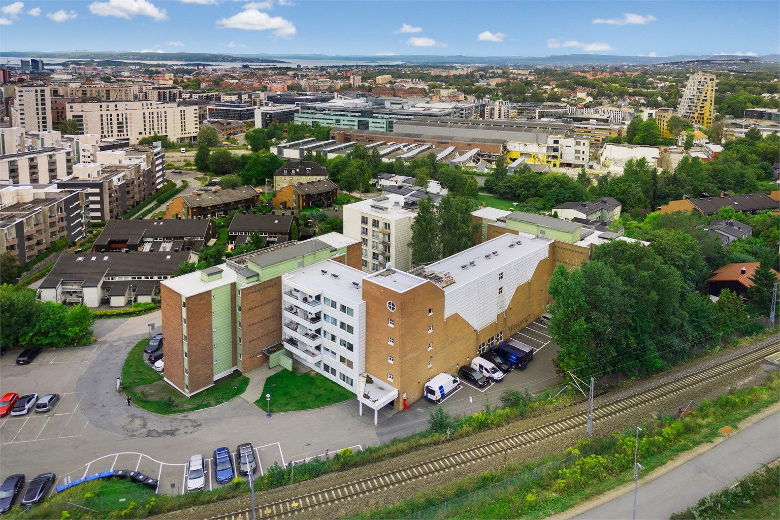 Fra leiligheten er det kort gangavstand til Handelshøyskolen BI.