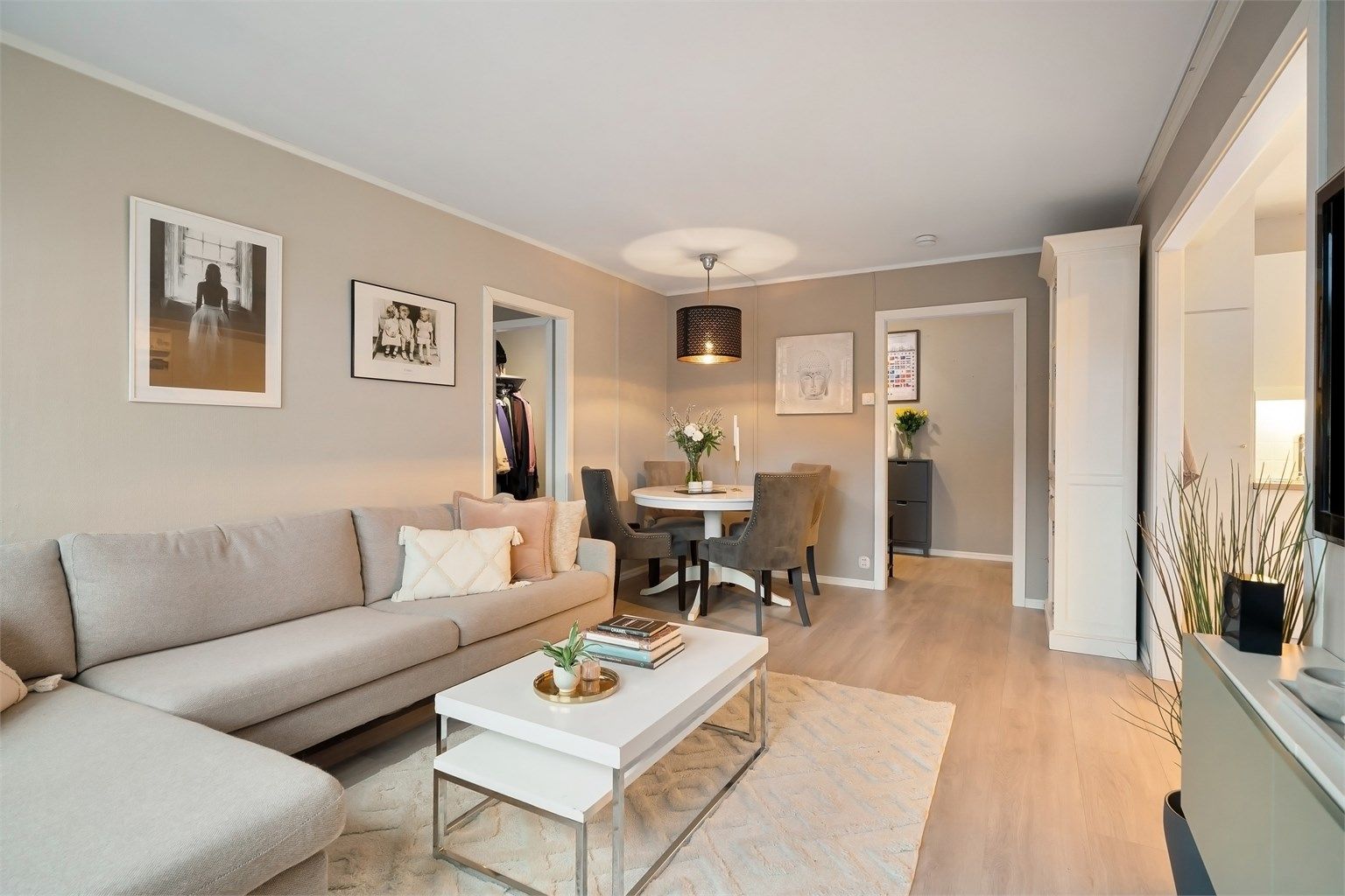 Leiligheten har delikate overflater med tidsmessige fargevalg og pent laminat gulv