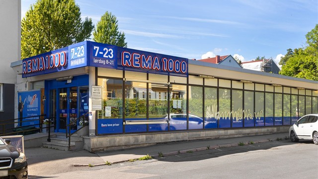 Nærmeste dagligvare er Rema 1000 Stasjonsveien, kun få minutters gange unna.