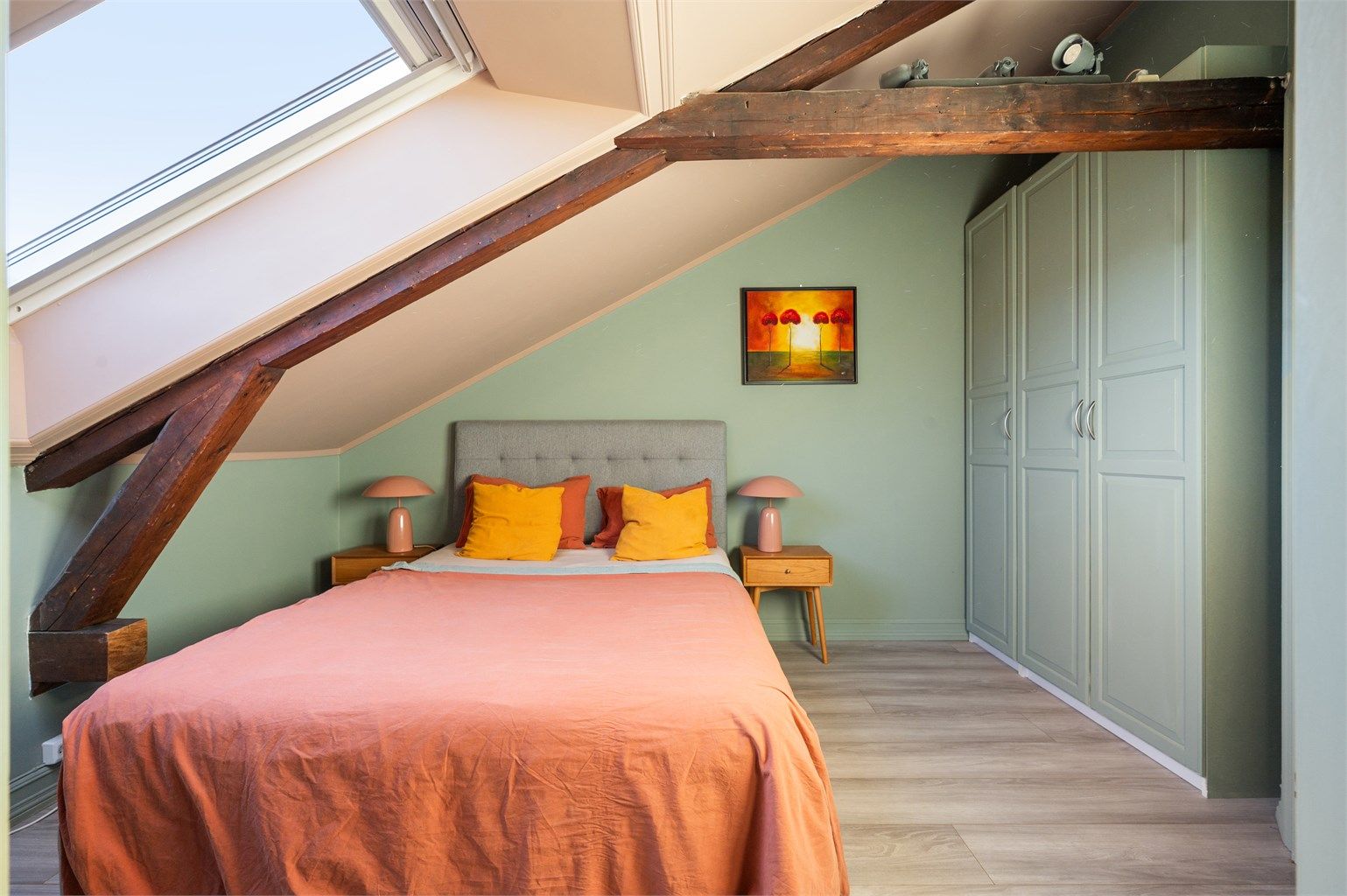 Nydelig hovedsoverom av god størrelse malt i en lys og behagelig farge.