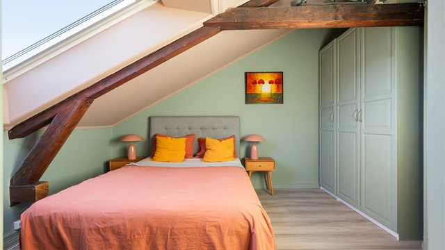 Nydelig hovedsoverom av god størrelse malt i en lys og behagelig farge.