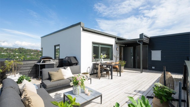 Det er store terrasser både på oppsiden og nedsiden av huset. Det er solrike forhold med sol fra morgen til ca kl 21 kveldstid.