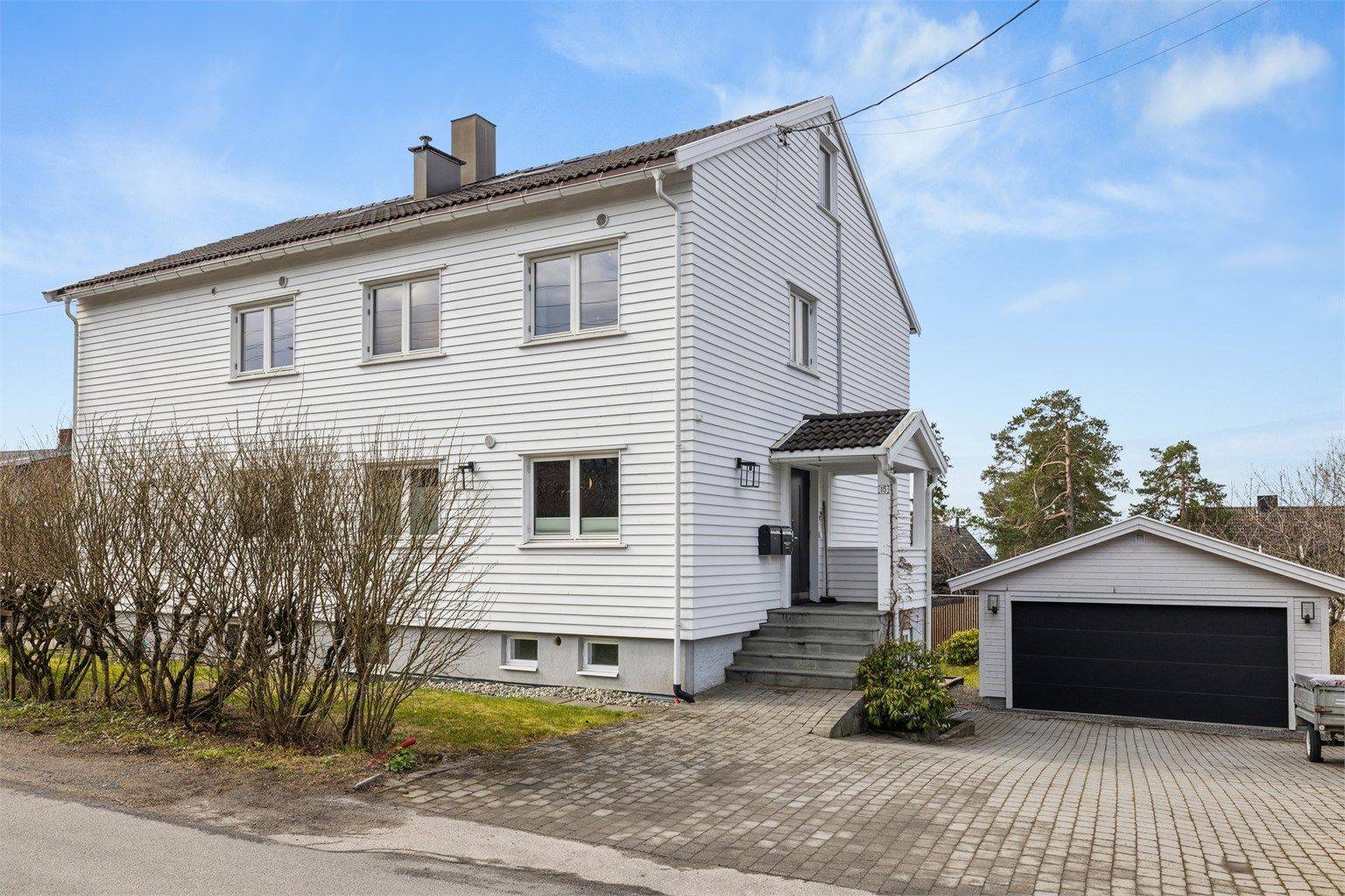 En innholdsrik og vesentlig oppgradert familiebolig med nyere dobbelgarasje.