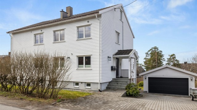 En innholdsrik og vesentlig oppgradert familiebolig med nyere dobbelgarasje.