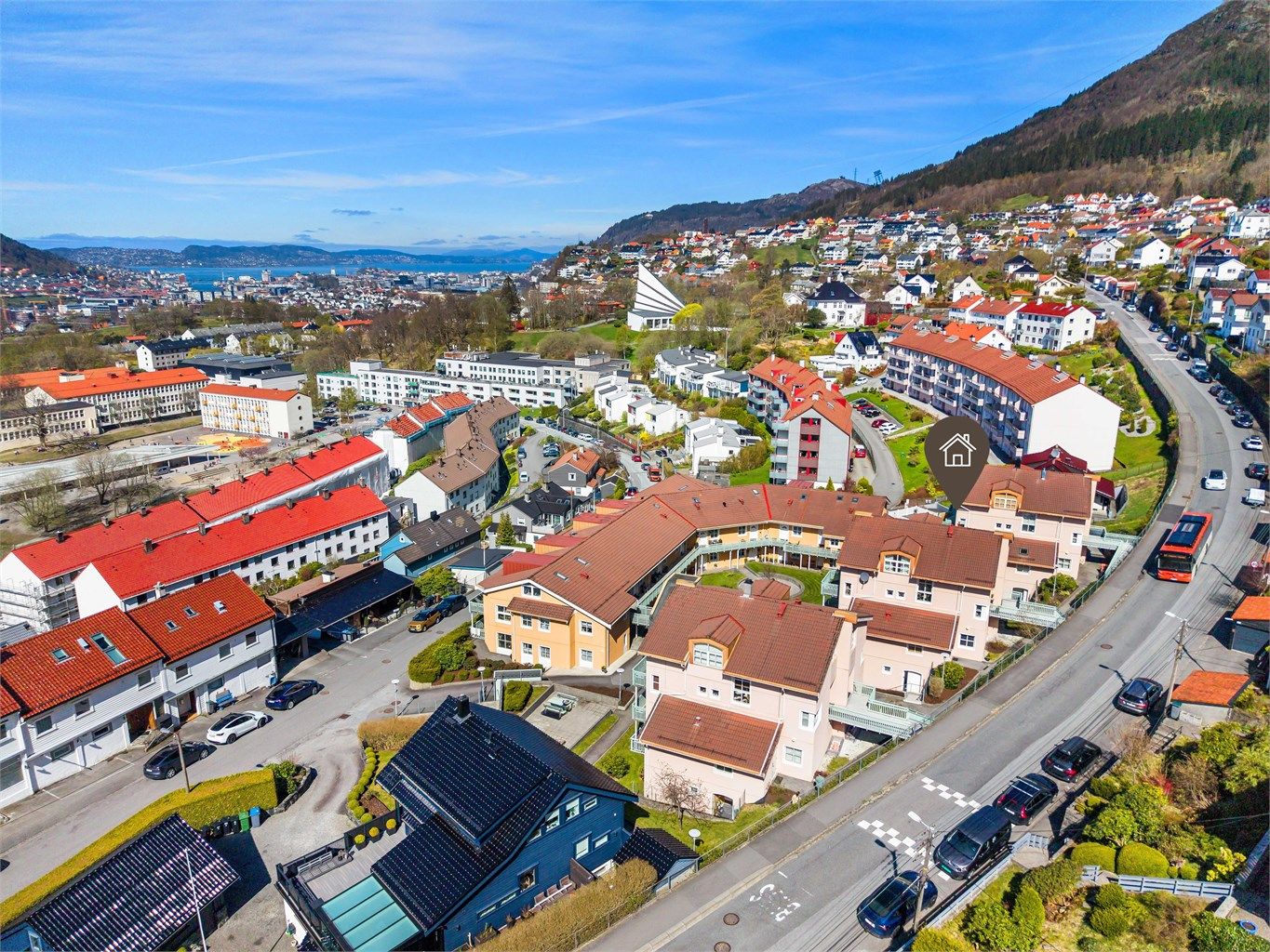 Fra leiligheten er det gangavstand til buss og andre servicetilbud man trenger i hverdagen. 