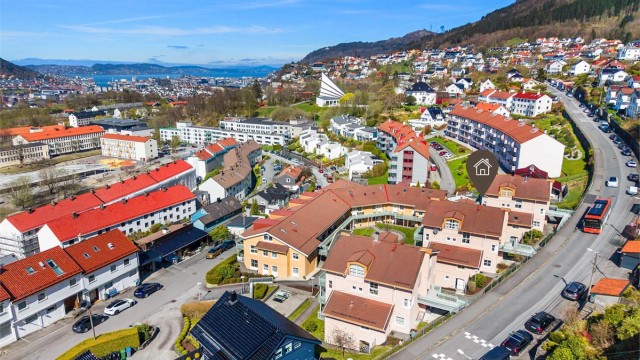 Fra leiligheten er det gangavstand til buss og andre servicetilbud man trenger i hverdagen.