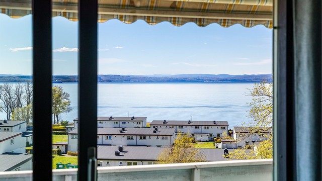 Skyve-/hevedør bokstavelig talt åpner stuen mot uterommet på verandaen.
