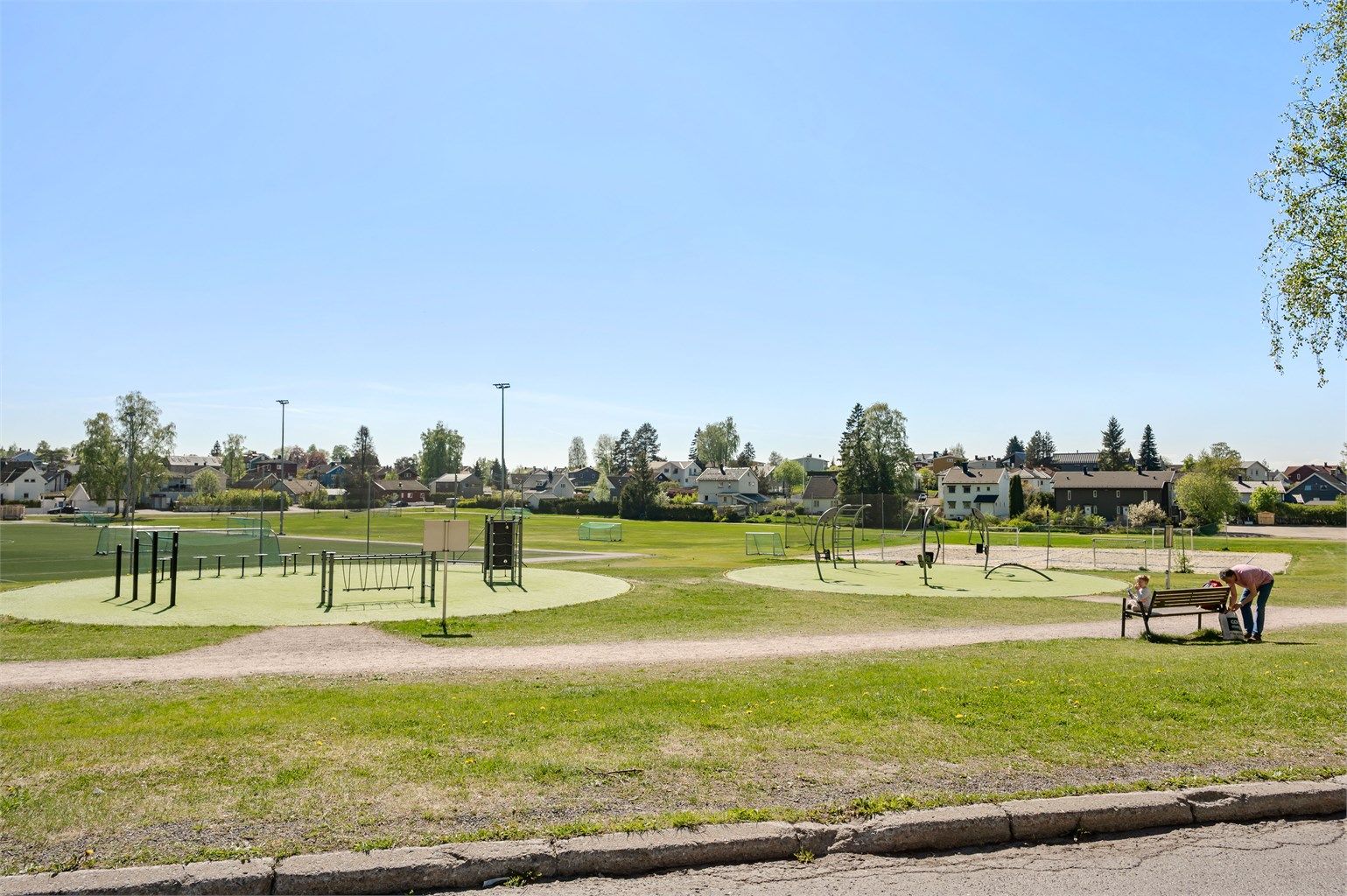 Flere idrettsanlegg i nærheten, inkludert Myrerfeltet, for fotball og andre aktiviteter.