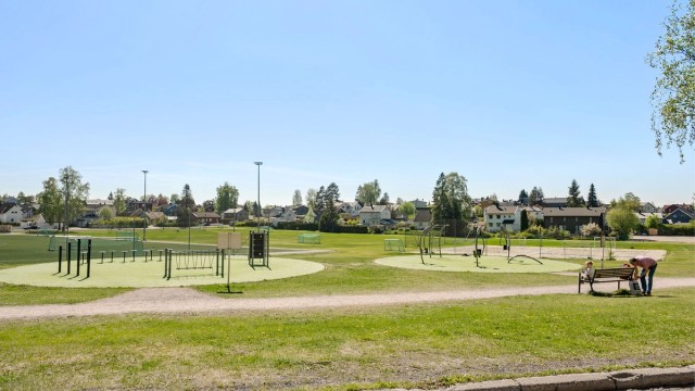 Flere idrettsanlegg i nærheten, inkludert Myrerfeltet, for fotball og andre aktiviteter.