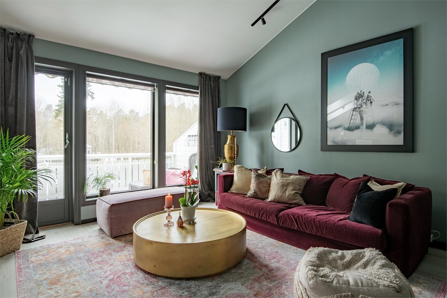 Utgang fra stuen til solrik vestvendt balkong. Store vindusflater gir mye lys til alle rom i leiligheten. 