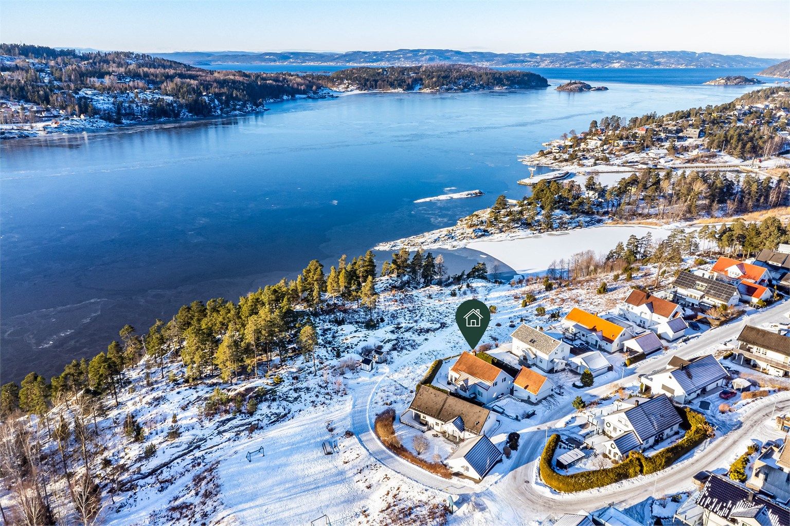Velkommen til Sjøhagen 20 - i første rekke mot sjøen. Eiendommen formidles av Krogsveen. Fotograf; Børge Oppegård.