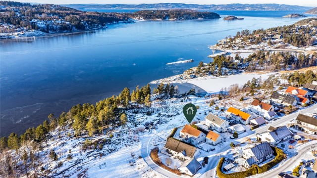 Velkommen til Sjøhagen 20 - i første rekke mot sjøen. Eiendommen formidles av Krogsveen. Fotograf; Børge Oppegård.