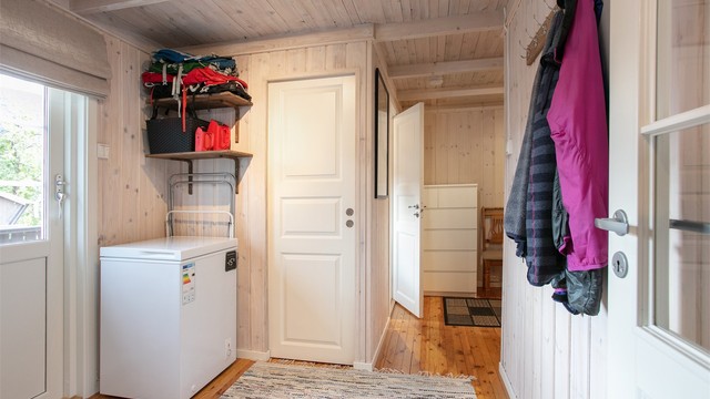 Mellomgangen gir god plass til yttertøy og har direkte utgang til uteplassen.