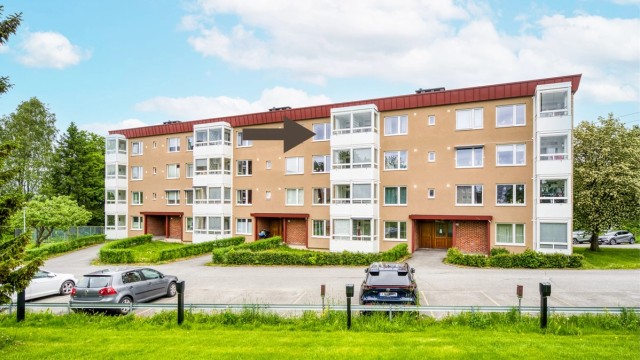 Leiligheten ligger sentralt, men tilbaketrukket i et etablert og rolig nabolag.