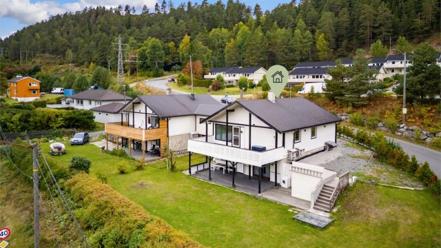 Tomten er opparbeidet gressplen, hekk og diverse beplantninger.