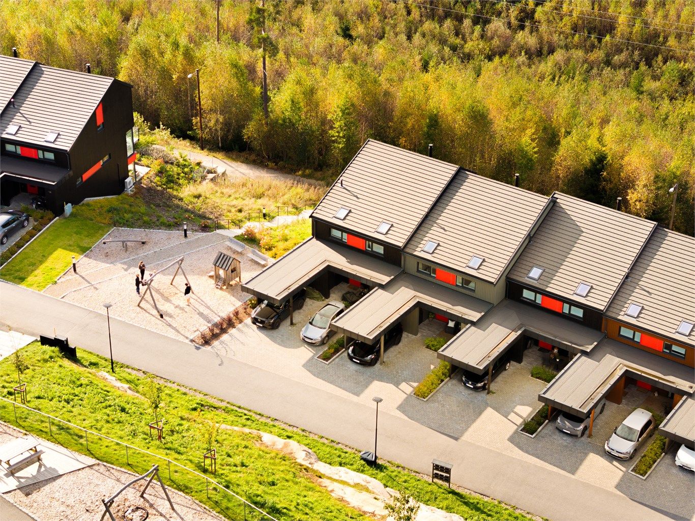 I Rådalslia er alt tilrettelagt for en bekvemmelig hverdag. Moderne standard, smart romløsning og parkering rett utenfor.