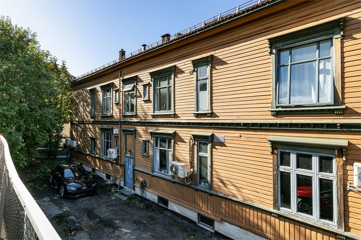 Sameiet Skoggata 10 består av i alt fem boligseksjoner og fire næringsseksjoner. Parkeringsmulighet på baksiden av bygget for beboere.