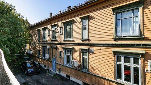 Sameiet Skoggata 10 består av i alt fem boligseksjoner og fire næringsseksjoner. Parkeringsmulighet på baksiden av bygget for beboere.