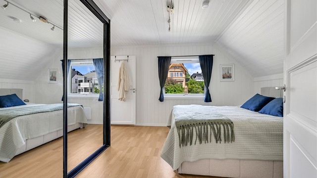 Videre fra stuen finner du et romslig soverom med god plass til dobbeltseng og tilhørende møbler.