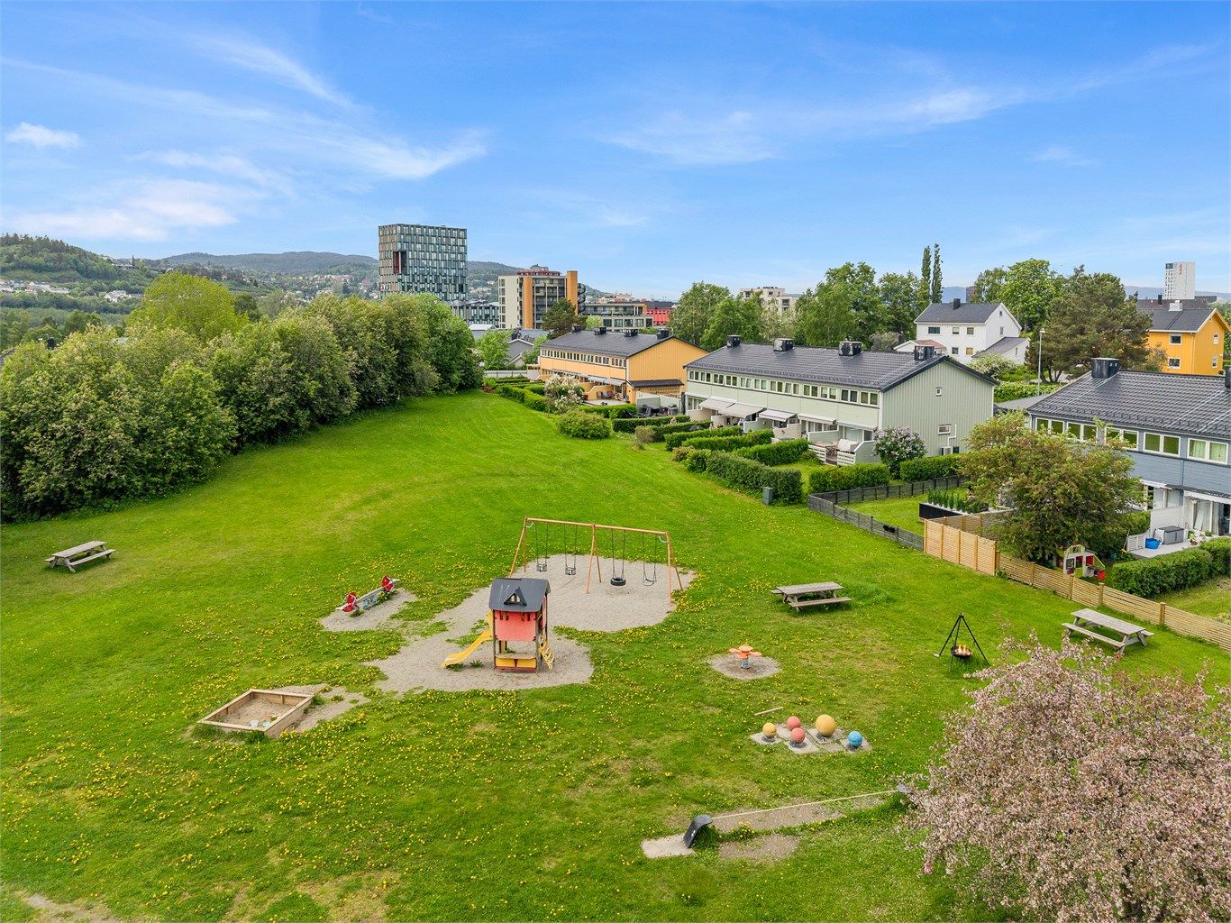 Det er også gode muligheter for en aktiv livsstil med treningssentre, idrettsanlegg og flotte turmuligheter langs Nidelven samt ved Øvre og Nedre Leirfoss. I tillegg er populære Bakklandet, Solsiden og Midtbyen bare en kort sykkel- eller busstur unna.