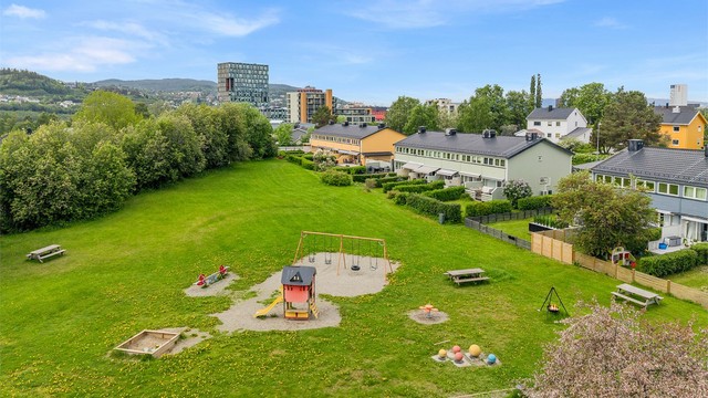 Det er også gode muligheter for en aktiv livsstil med treningssentre, idrettsanlegg og flotte turmuligheter langs Nidelven samt ved Øvre og Nedre Leirfoss. I tillegg er populære Bakklandet, Solsiden og Midtbyen bare en kort sykkel- eller busstur unna.