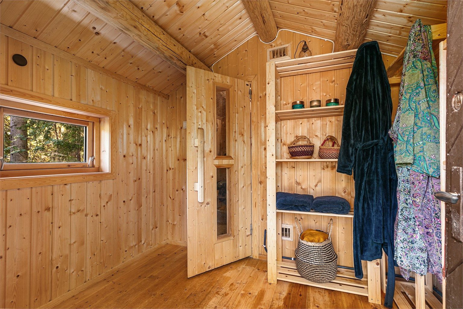 Egen badstue på tomten med ny el-ovn – perfekt for avslappende kvelder etter tur eller skiturer