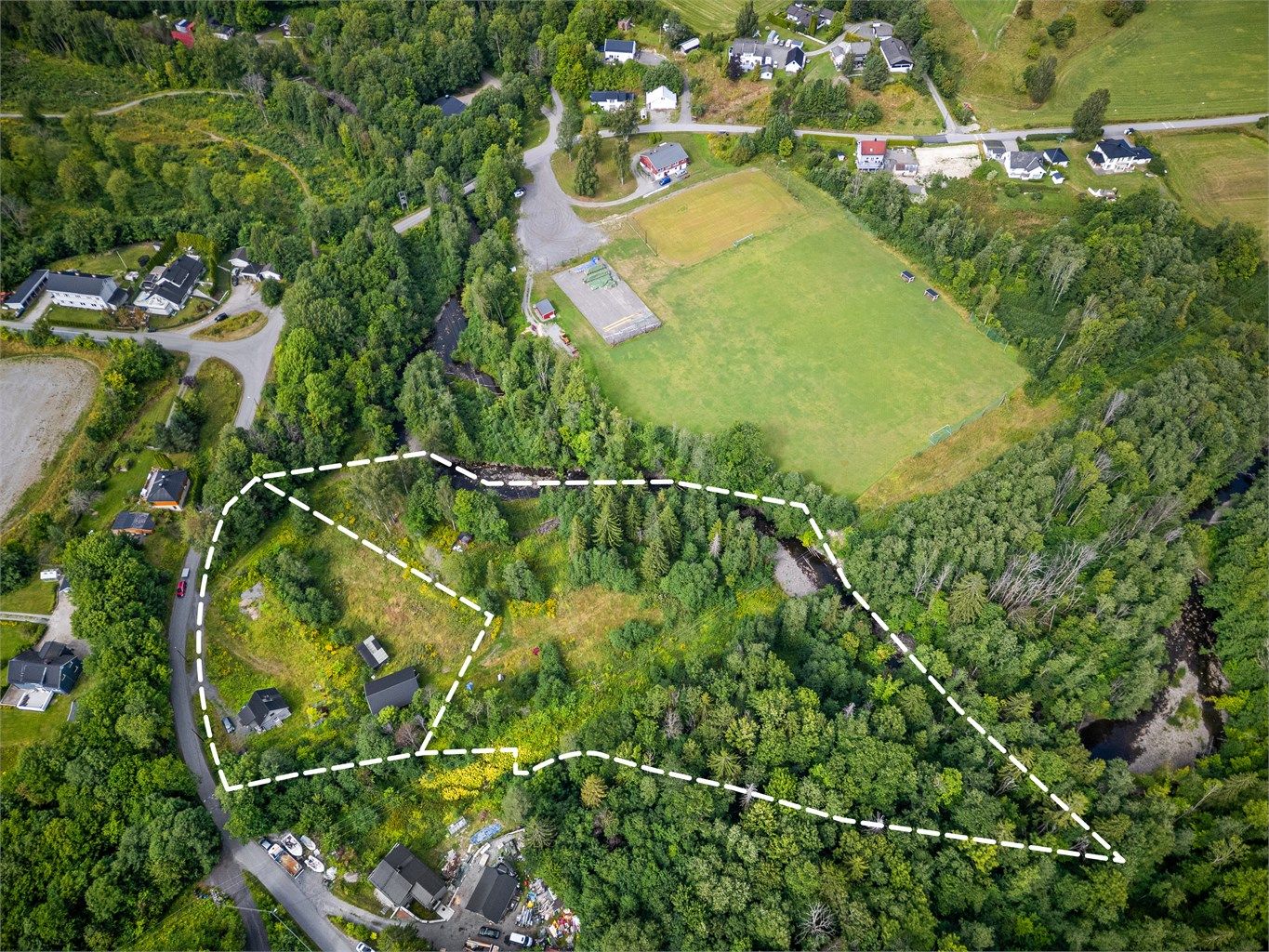 Naboeiendommen er en ubebygd eiendom (areal beregnet til ca. 11.123 kvm), som medfølger hovedeiendommen (areal beregnet til ca. 4.740 kvm).