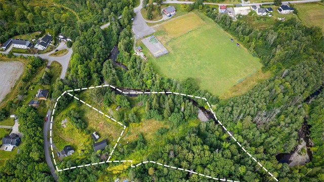 Naboeiendommen er en ubebygd eiendom (areal beregnet til ca. 11.123 kvm), som medfølger hovedeiendommen (areal beregnet til ca. 4.740 kvm).