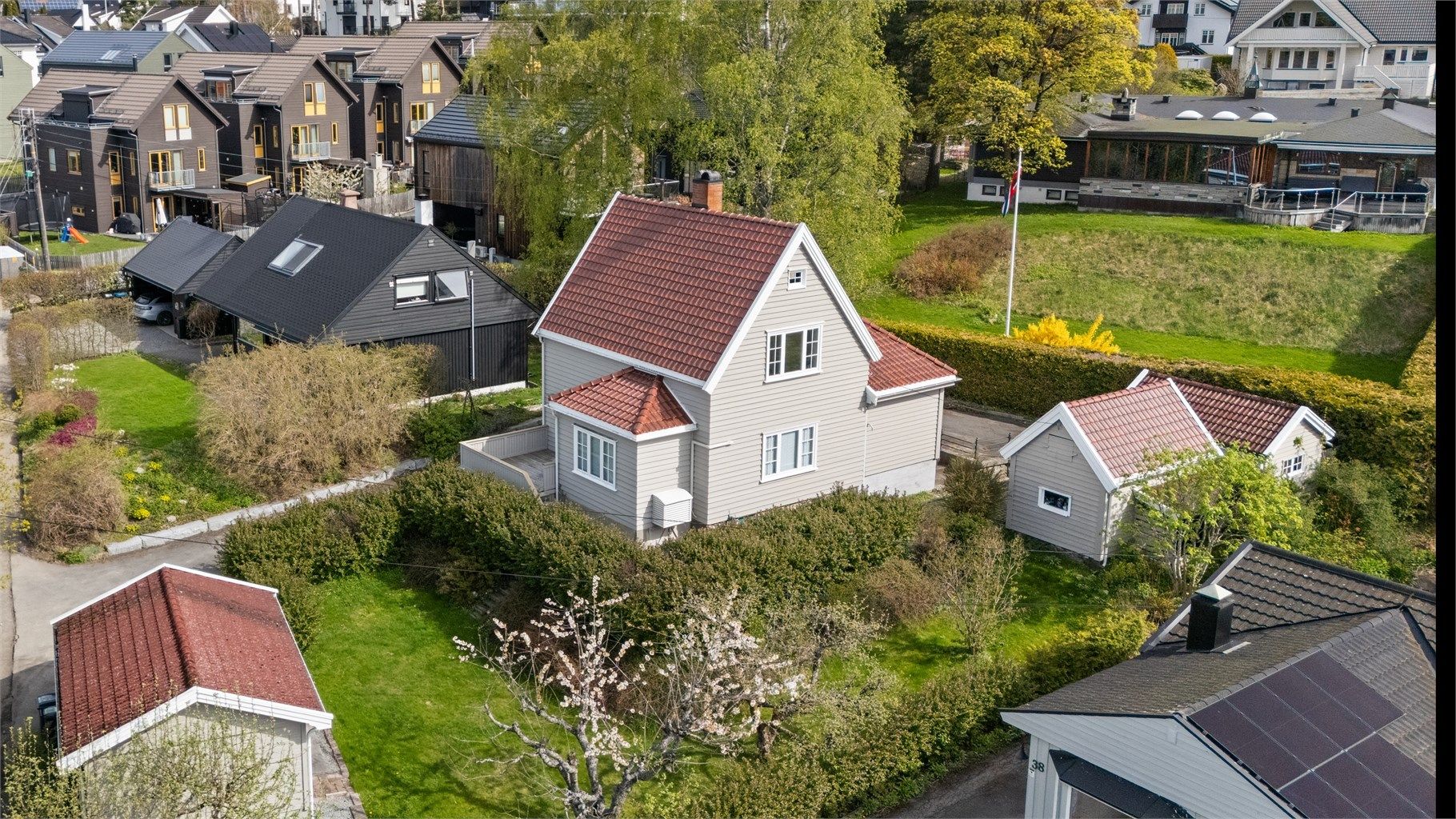 Eiendommen har en solrik og pent opparbeidet tomt på 845 kvm med plenareal og beplantning