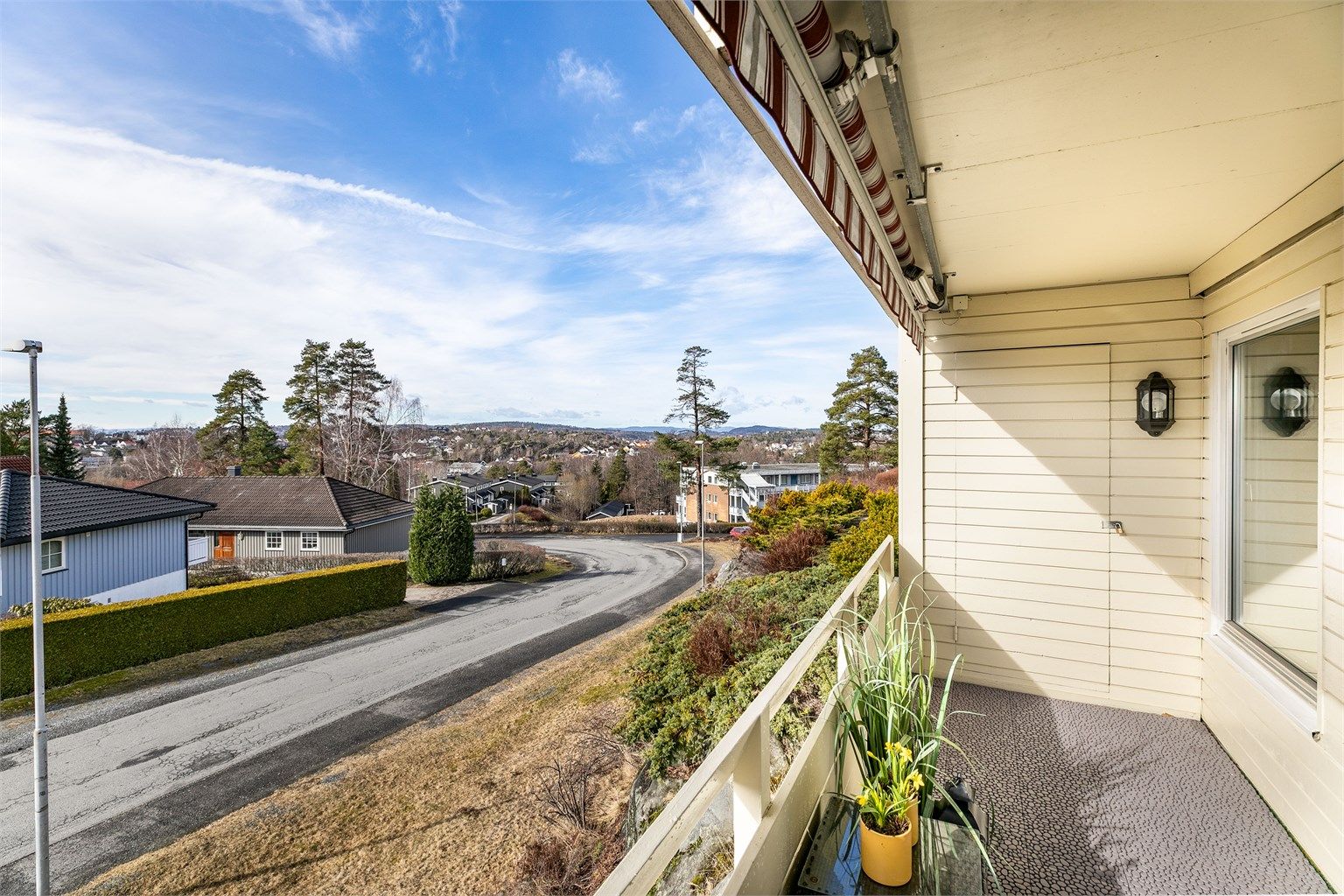 Utvendig bod finnes både ved verandaen og ved inngangspartiet på motsatt side.