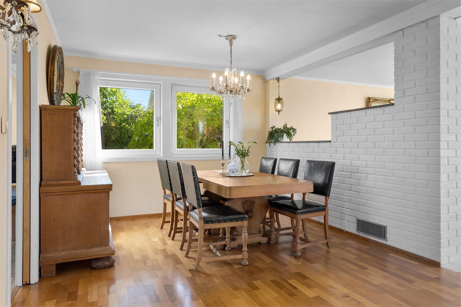 God plass til stor spisegruppe til hele familien.