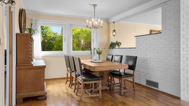 God plass til stor spisegruppe til hele familien.