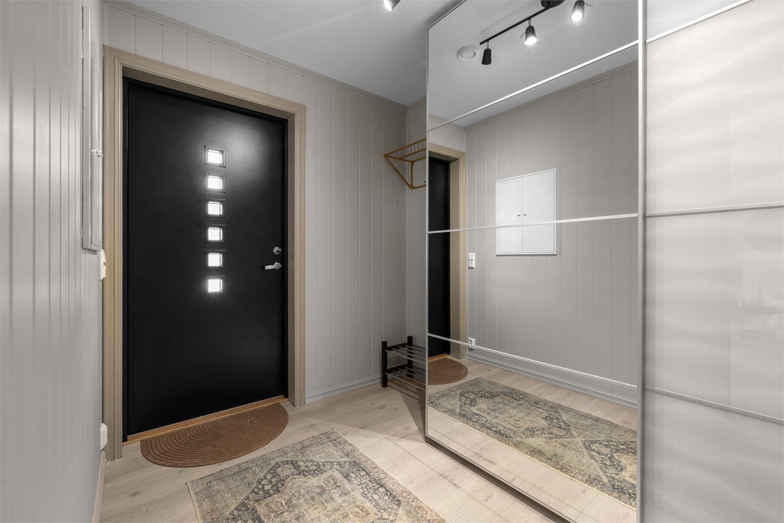 Velkommen inn! Romslig entré med god plass til å henge fra yttertøyet