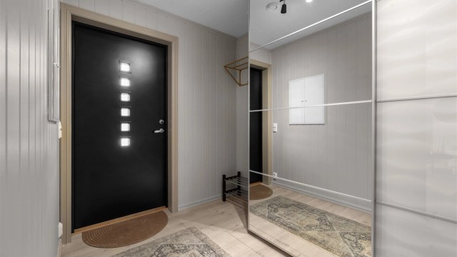 Velkommen inn! Romslig entré med god plass til å henge fra yttertøyet