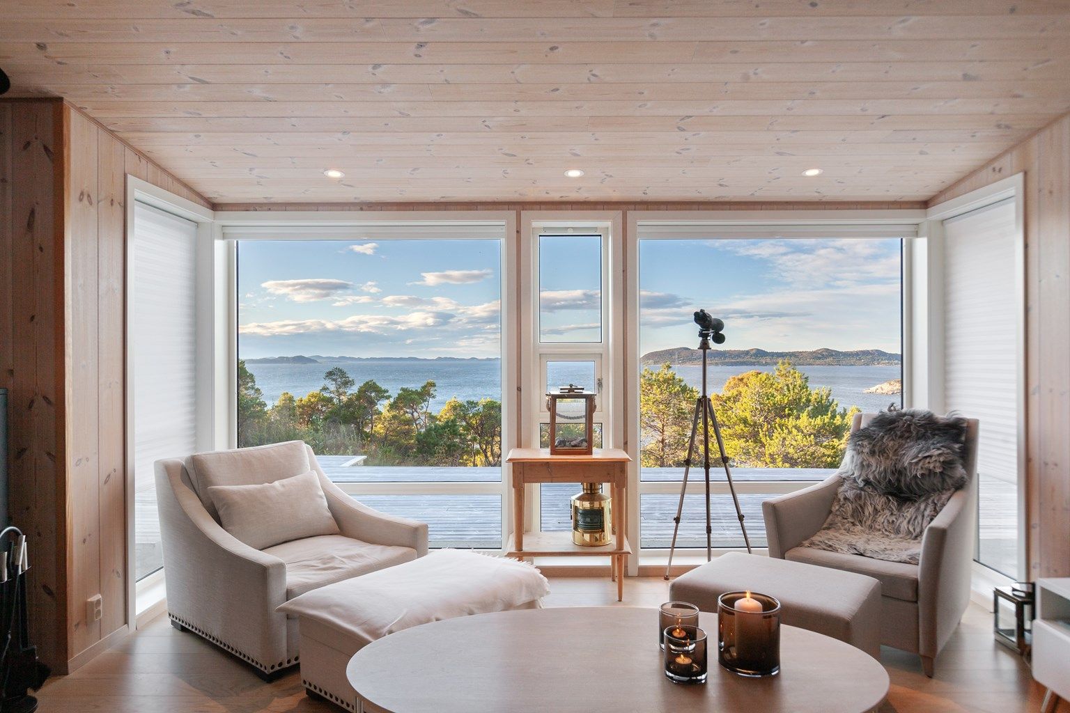 Hytta er gjennomgående lys og luftig med utstrakte vindusflater som sikrer rikelig med naturlig dagslys. 